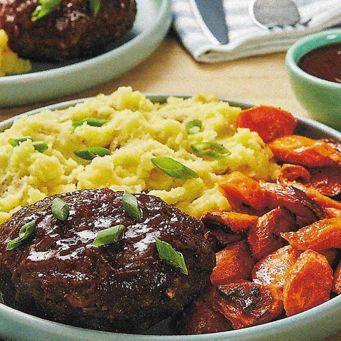 Nautakjöthleifar með sojasósuglúaðri sósu, wasabi-maukuðum kartöflum og steiktum gulrótum